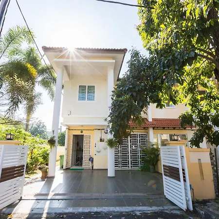 Cosy Homestay At Penang Island -Beach And Village